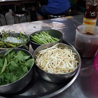 บรรยากาศ ขนมจีนแม่สมบุญ ตลาดเอี่ยมเจริญ (มีข้าวแกงและกับข้าวด้วยนะจ๊ะ)
