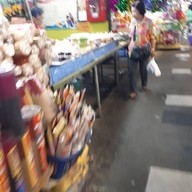 หน้าร้าน ขนมจีนแม่สมบุญ ตลาดเอี่ยมเจริญ (มีข้าวแกงและกับข้าวด้วยนะจ๊ะ)