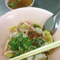 เมนูของร้าน สหชัย บะหมี่เกี๊ยวปู หมูแดง