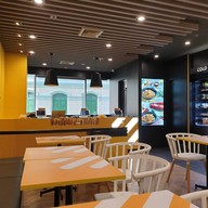 บรรยากาศ Bizzy Box Sathorn Square