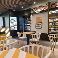 บรรยากาศ Bizzy Box Sathorn Square