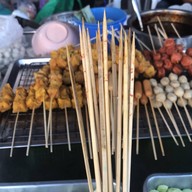 บุรีล้ำบุรีรัมย์ ลูกชิ้นยืนกิน เมืองบุรีรัมย์