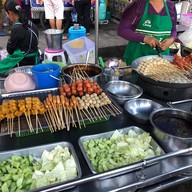 บุรีล้ำบุรีรัมย์ ลูกชิ้นยืนกิน เมืองบุรีรัมย์