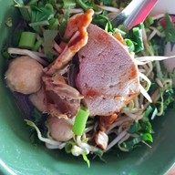 เมนูของร้าน ก๋วยเตี๋ยวเรือ นายลือ คลองโยง