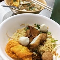 เมนูของร้าน ก๋วยเตี๋ยวรู ตลาดน้อย