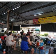 บรรยากาศ ฝนเตี๋ยวป็อก หน้าโรงเรียนสตรีวิทยา2