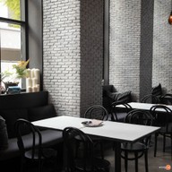 บรรยากาศ All Six To Twelve Café & Social Bar หลังสวน