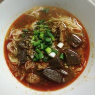 เมนูของร้าน น้ำเงี้ยวป้าสุข ก๋วยเตี๋ยว 12 ปันนา สีลม