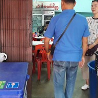 60 ปีบะหมี่เกี๊ยวทำเอง  (เลย บางแค ซ.9 เล็กน้อย)เจ้าเก่าสี่แยกหนองใหญ่