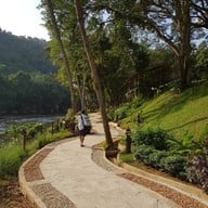 โรงแรมริเวอร์แคววิลเลจ