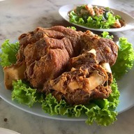 เมนูของร้าน ครัวยายเปล่ง & กฤษฎิ์ ขาหมูหมั่นโถว ซาลาเปา ศาลาธรรมสพน์