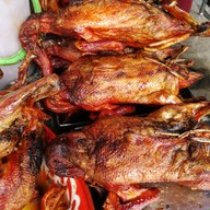 เมนูของร้าน เป็ดย่างจ่าเฉิด ตลาดสามชุก