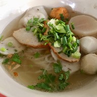 เมนูของร้าน ก๋วยเตี๋ยวปลา ท่าม่วง