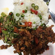ข้าวราดแกง ครัวคุณปัทม์
