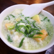 เมนูของร้าน เจ๊ทู่คลองเตย ก๋วยเตี๋ยวลูกชิ้นปลา สามแยกคลองเตย
