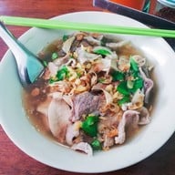 เจ๊น้อย ต้มเลือดหมู ท่าเรือ