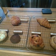 วางโชว์ขนมต่างๆ