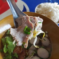 เมนูของร้าน ก๋วยเตี๋ยวลูกชิ้นหาดใหญ่ถนัดศรี