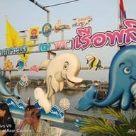 หน้าร้าน ตลาดนัดอาหารทะเล ท่าเรือพลี