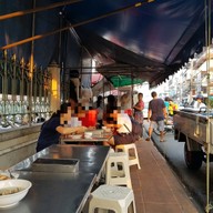 บรรยากาศ ข้าวมันไก่ ข้างโรงเจ บ้านบึง