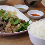 ก๋วยเตี๋ยวเนื้อตุ๋นเฮียปอ ถนนอำเภอ เมืองสุราษ