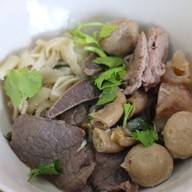 ก๋วยเตี๋ยวเนื้อตุ๋นเฮียปอ ถนนอำเภอ เมืองสุราษ