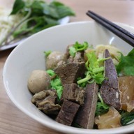 ก๋วยเตี๋ยวเนื้อตุ๋นเฮียปอ ถนนอำเภอ เมืองสุราษ