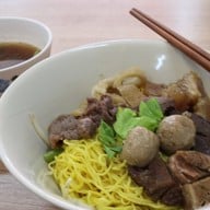 ก๋วยเตี๋ยวเนื้อตุ๋นเฮียปอ ถนนอำเภอ เมืองสุราษ