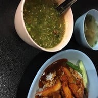 เจ๊แมวข้าวหมูแดง - หน้ายิ่งใหญ่เซ็นเตอร์ ( พลาซ่าเก่า )