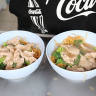 ก๋วยเตี๋ยวเนื้อตุ๋นเฮียปอ ถนนอำเภอ เมืองสุราษ