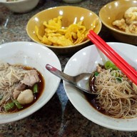 เมนูของร้าน ก๋วยเตี๋ยวเรือป๋ายักษ์