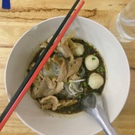 เมนูของร้าน ก๋วยเตี๋ยวเรือ คนกรุง สาธร 11 ซอยเซนต์หลุยส์ สาธร 11 ข้างอัสสัมชัญประถม (เซนต์หลุยส์)