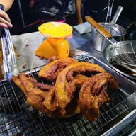 บรรยากาศ หน่อย หน่อย ข้าวหมูทอด