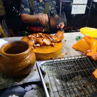 บรรยากาศ หน่อย หน่อย ข้าวหมูทอด