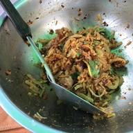 ยำข้าวทอดแหนมสดสูตรเชียงคาน โดยพี่นาง