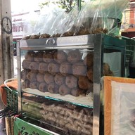 ยำข้าวทอดแหนมสดสูตรเชียงคาน โดยพี่นาง