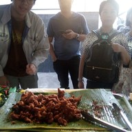 บรรยากาศ ไก่ทอดพริกตลาดนัดมศว.