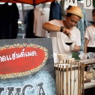 บรรยากาศ ถนนคนเดินสันกำแพง