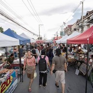 บรรยากาศ ถนนคนเดินสันกำแพง