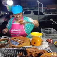 หน่อย หน่อย ข้าวหมูทอด