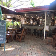 หน้าร้าน ร้านกาแฟ รื่นรมย์