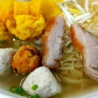 สามกองก๋วยเตี๋ยวลูกชิ้นปลา