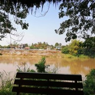 ส้มตำริมหลิ่ง