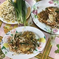 เมนูของร้าน แมนโร่ผัดหมี่โคราชเจ้าเก่าดั้งเดิมหน้าวัดสระแก้ว