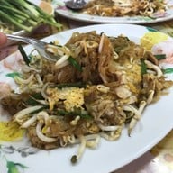 เมนูของร้าน แมนโร่ผัดหมี่โคราชเจ้าเก่าดั้งเดิมหน้าวัดสระแก้ว