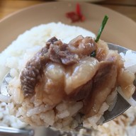 ลุงหนวดอาหารตามสั่งไม่ธรรมดา