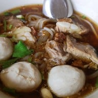 เมนูของร้าน ก๋วยเตี๋ยวแหลมแท่น