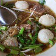 เมนูของร้าน ก๋วยเตี๋ยวแหลมแท่น