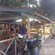 หน้าร้าน เจ๊นุ่นโภชนา ถนนกรอกยายชา