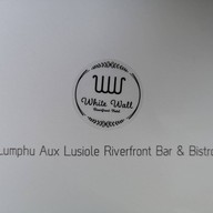 บรรยากาศ White Wall Riverfront Café